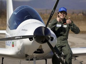 Pilot Cilik 16 Tahun Mendarat di Kenya dalam Perjalanannya Keliling Dunia