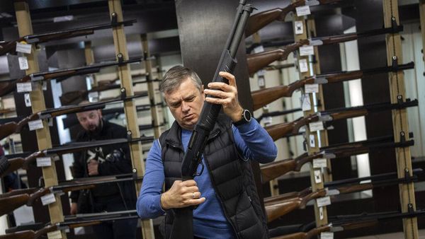 Invasi Rusia Masih Gaspol, Warga Ukraina Ramai-ramai Beli Senpi