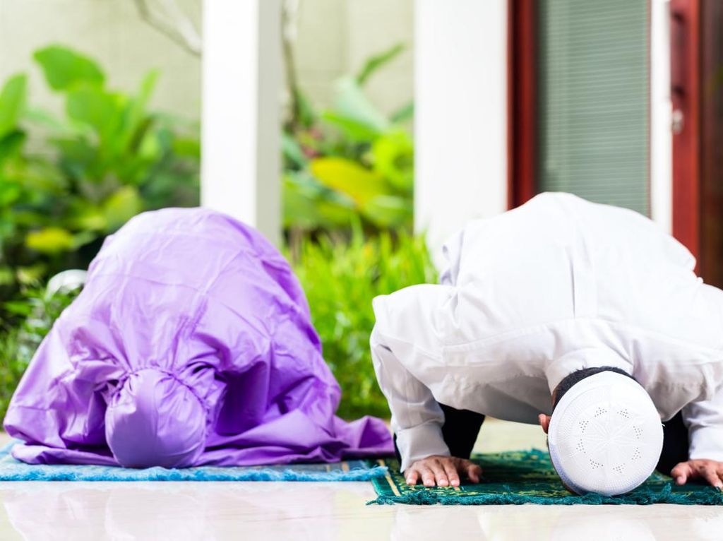 Bolehkah Laki-laki Bermakmum kepada Perempuan Sesuai Aturan Islam?