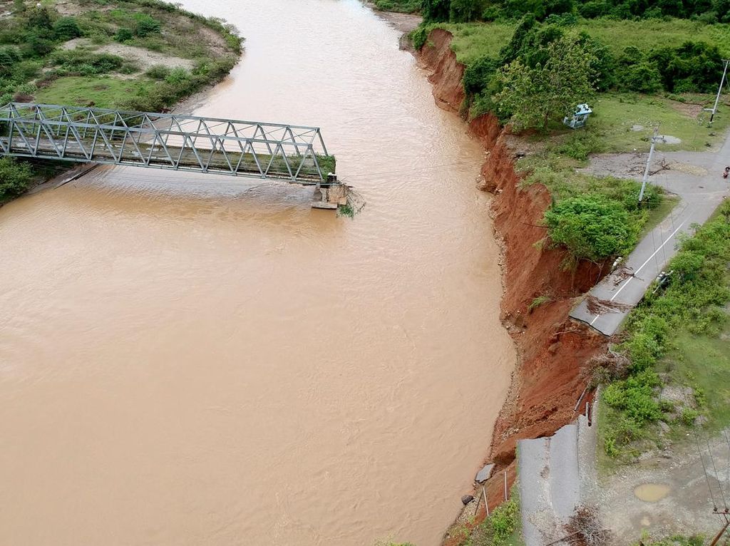 Jalan dan Jembatan di Gorontalo Ini Amblas Diterjang Aliran Sungai