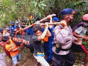 Jenazah Korban Mobil Terjun ke Sungai di Toraja Ditemukan 8 Km dari TKP Jenazah Korban Mobil Terjun ke Sungai di Toraja Ditemukan 8 Km dari TKP