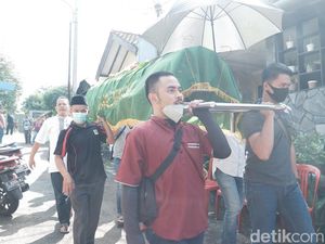 Duka Menyelimuti Kediaman Wasit Legendaris Kosasih Kartadiredja Duka Menyelimuti Kediaman Wasit Legendaris Kosasih Kartadiredja