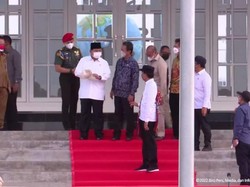 Momen Kikuk Prabowo Mau Pakai Topi agar Sama dengan Jokowi di NTT