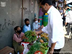Jokowi Beli Daun Singkong di Pasar Penfui Kupang: Seribu? Mahal Banget