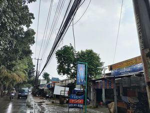 Kabel Menjuntai di Limo Depok Putus, Diduga Ditabrak Truk Pengangkut Tanah Kabel Menjuntai di Limo Depok Putus, Diduga Ditabrak Truk Pengangkut Tanah
