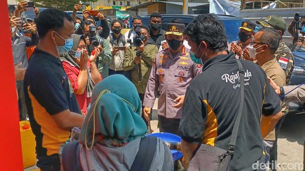 Kapolri Cek Pasokan Minyak Goreng Curah di Soreang, Bandung