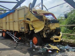 Tabrakan Mobil Boks vs Truk di Ciamis, 3 Orang Dibawa ke RS