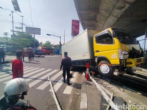 Truk Boks Tabrak Traffic Light di Surabaya Gegara Sopirnya Ngantuk
