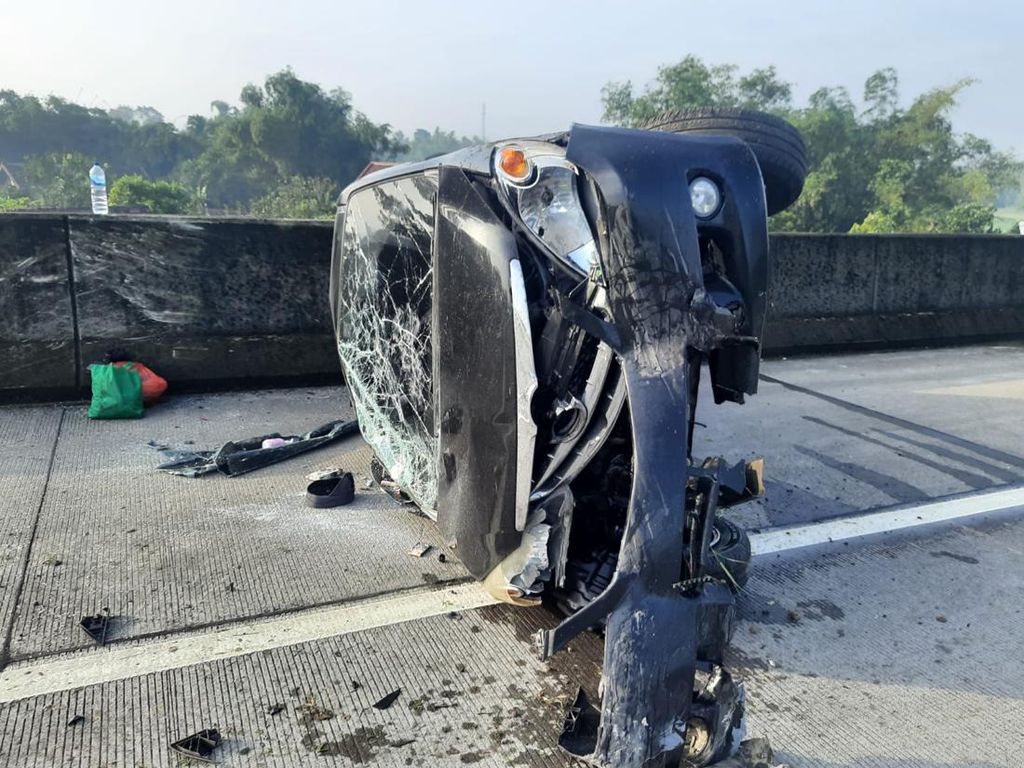 MPV Ngebut Terguling di Tol Jombang Gegara Sopir Ngantuk, 2 Orang Terluka