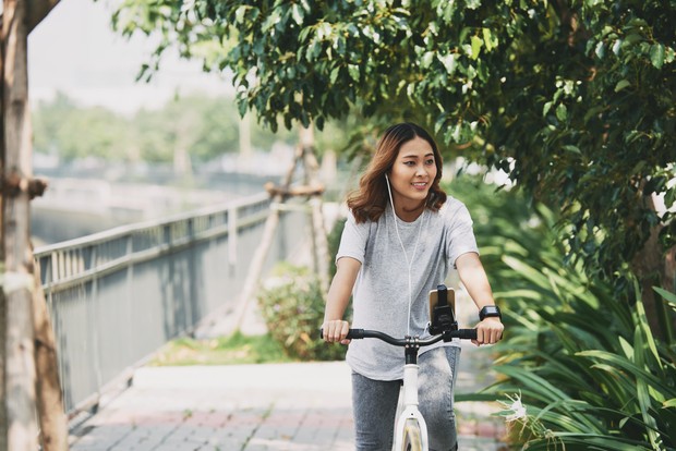 Kegiatan ngabuburit zodiak Aries adalah bersepeda