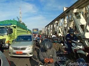 Jalur Pantura Pati-Rembang Masih Macet Parah sampai Sopir Truk Matikan Mesin Jalur Pantura Pati-Rembang Masih Macet Parah sampai Sopir Truk Matikan Mesin