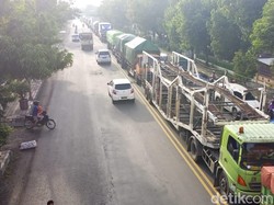 Curhat Sopir Truk Terjebak Macet di Pantura: Tak Bisa Lewat Jalur Alternatif
