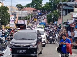 Tolak Eksekusi Lahan, Warga Ambon Blokir Jalan Picu Kemacetan