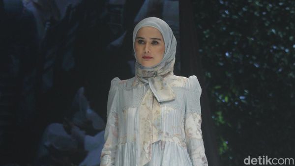 Foto: 10 Karya Busana Muslim Ayu Dyah Andari, Rayakan 11 Tahun Berkarya