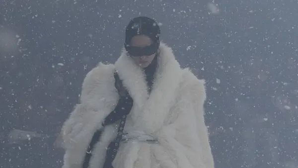 Foto: 10 Koleksi Balenciaga Fall 2022, Model Catwalk di Tengah Badai Salju