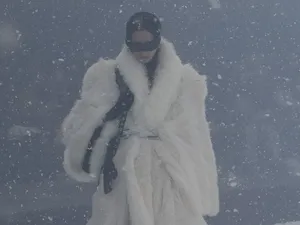 Foto: 10 Koleksi Balenciaga Fall 2022, Model Catwalk di Tengah Badai Salju