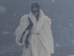Foto: 10 Koleksi Balenciaga Fall 2022, Model Catwalk di Tengah Badai Salju