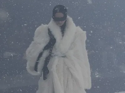 Foto: 10 Koleksi Balenciaga Fall 2022, Model Catwalk di Tengah Badai Salju