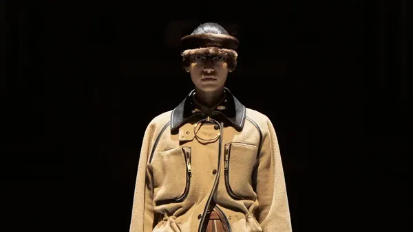 10 Koleksi Busana Burberry Fall/Winter 2022, Model Catwalk di Meja Makan