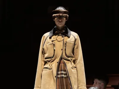 10 Koleksi Busana Burberry Fall/Winter 2022, Model Catwalk di Meja Makan