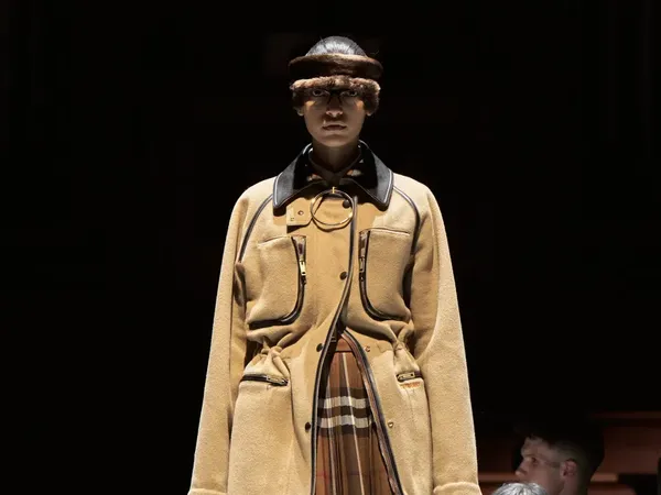10 Koleksi Busana Burberry Fall/Winter 2022, Model Catwalk di Meja Makan