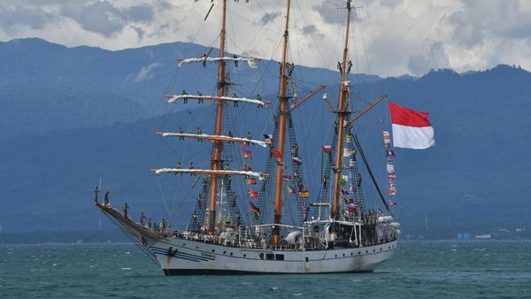 KRI Surabaya dan KRI Dewaruci Merapat di Palu