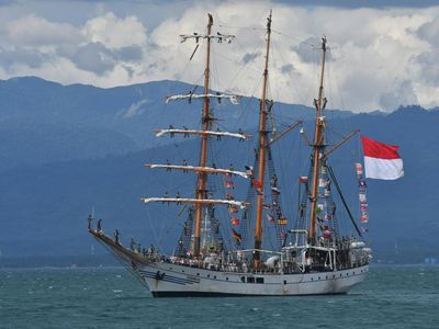 KRI Surabaya dan KRI Dewaruci Merapat di Palu