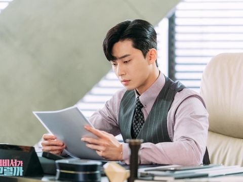 Lee Young Joon yang menjadi wakil presiden pada perusahaan keluarganya memiliki sifat yang sangat nyentrik yaitu sangat narsis dan sombong.