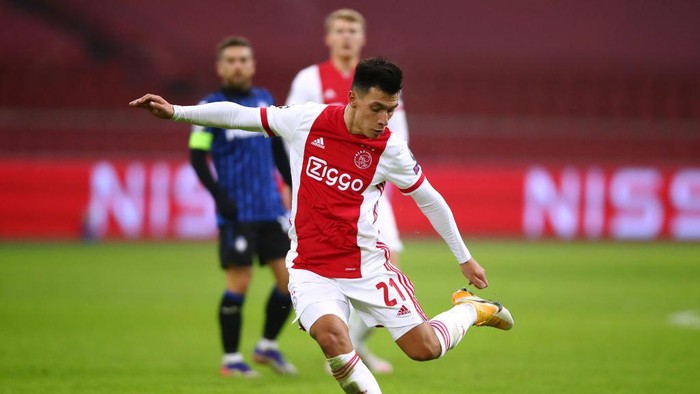 AMSTERDAM, NETHERLANDS - DECEMBER 09: Lisandro Martinez of Ajax in action during the UEFA Champions League Group D stage match between Ajax Amsterdam and Atalanta BC at Johan Cruijff Arena on December 09, 2020 in Amsterdam, Netherlands. Sporting stadiums around Netherlands remain under strict restrictions due to the Coronavirus Pandemic as Government social distancing laws prohibit fans inside venues resulting in games being played behind closed doors. (Photo by Dean Mouhtaropoulos/Getty Images)