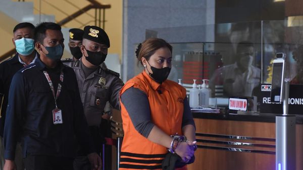 Mantan Bupati Tabanan Ni Putu Eka Ditahan KPK