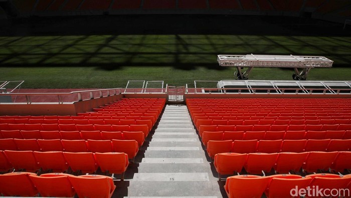 Menanti Stadion Kebanggaan Indonesia Siap Digunakan Sejumlah pekerja menyelesaikan proyek Jakarta International Stadium, Papanggo, Jakarta Utara, Kamis (24/3). PT Jakpro mengungkap progres pembangunan Jakarta International Stadium (JIS) mencapai 98%.
