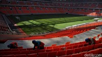 Bagian tribun penonton stadion saat ini hampir rampung, dengan kursi yang telah terpasang. Bahkan bangku pemain cadangan juga telah terpasang.  