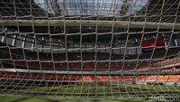 Lapangan utama JIS sudah siap menjamu para atlet sepak bola merumput di sini.