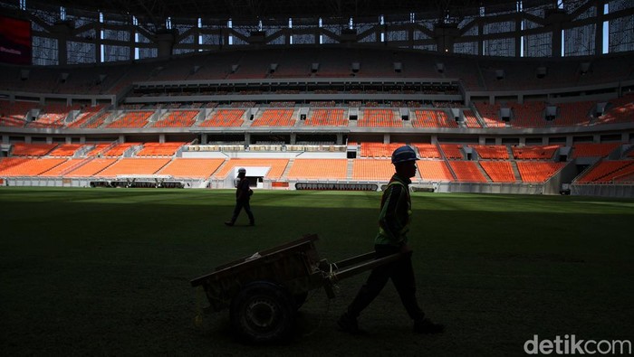 Menanti Stadion Kebanggaan Indonesia Siap Digunakan Sejumlah pekerja menyelesaikan proyek Jakarta International Stadium, Papanggo, Jakarta Utara, Kamis (24/3). PT Jakpro mengungkap progres pembangunan Jakarta International Stadium (JIS) mencapai 98%.
