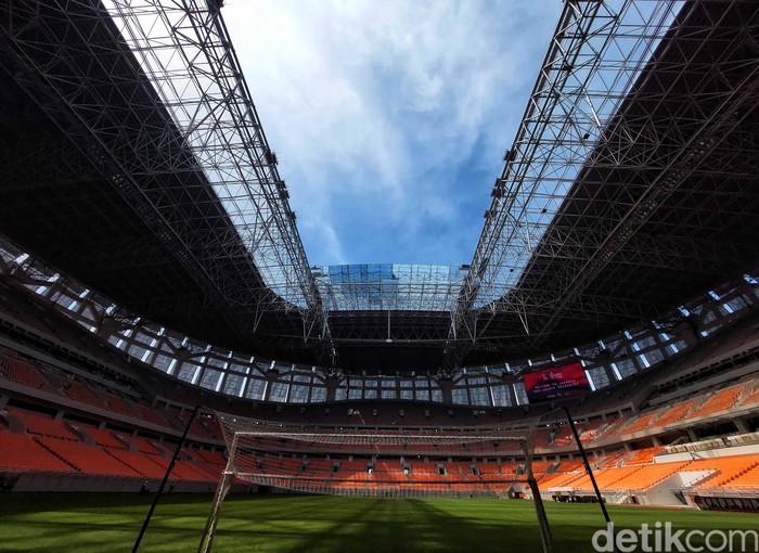 Sejumlah pekerja menyelesaikan proyek Jakarta International Stadium, Papanggo, Jakarta Utara, Kamis (24/3). PT Jakpro mengungkap progres pembangunan Jakarta International Stadium (JIS) mencapai 98%.