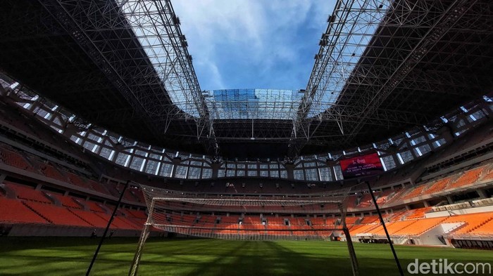 Menanti Stadion Kebanggaan Indonesia Siap Digunakan Sejumlah pekerja menyelesaikan proyek Jakarta International Stadium, Papanggo, Jakarta Utara, Kamis (24/3). PT Jakpro mengungkap progres pembangunan Jakarta International Stadium (JIS) mencapai 98%.