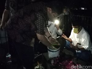 Malam-malam, Menko Airlangga Ziarah ke Astana Oetara Solo Malam-malam, Menko Airlangga Ziarah ke Astana Oetara Solo