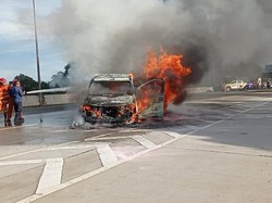 Mendadak Mati, Mobil Terbakar di Km 24 Tol Jagorawi Arah Bogor