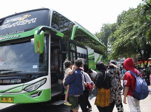 Pemudik Mulai Ramaikan Terminal Kampung Rambutan Pemudik Mulai Ramaikan Terminal Kampung Rambutan