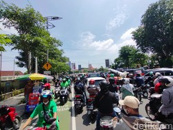 Demo Ojol Lawan Arus di Depan Bulog, Lalin Ahmad Yani dan Sebaliknya Macet