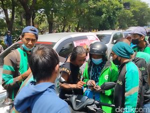 Ojol di Surabaya Sweeping Driver yang Tak Ikut Demo: Tidak Solid Ojol di Surabaya Sweeping Driver yang Tak Ikut Demo: Tidak Solid