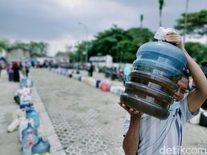 Tak Ada Jeriken, Galon pun Dipakai Wadah Beli Minyak Goreng Curah
