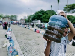Tak Ada Jeriken, Galon pun Dipakai Wadah Beli Minyak Goreng Curah
