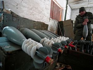 Rusia Rebut Gudang Senjata Ukraina di Donetsk Rusia Rebut Gudang Senjata Ukraina di Donetsk