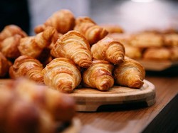 Hukum Pegawai Mengambil Sisa Dagangan Makanan yang Tak Laku