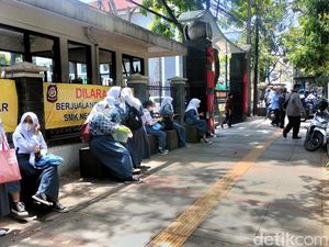 Pelajar Sempat Telantar Imbas Pengemudi Ojol Bandung Demo Pelajar Sempat Telantar Imbas Pengemudi Ojol Bandung Demo