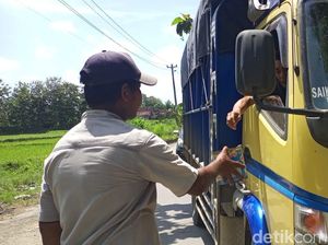 Ikut Bantu Atur Lalin Jalur Pantura yang Macet Parah, Warga Cuan Segini