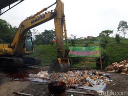 Kejaksaan Boyolali Musnahkan Ribuan Botol Miras Sitaan Bea Cukai