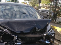 Penampakan Mobil Usai Ditabrak TransJ di Jaktim, Bumper Penyok