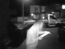 Duh! Pengantar Makanan Ini Cicipi Keripik Pesanan Pelanggannya